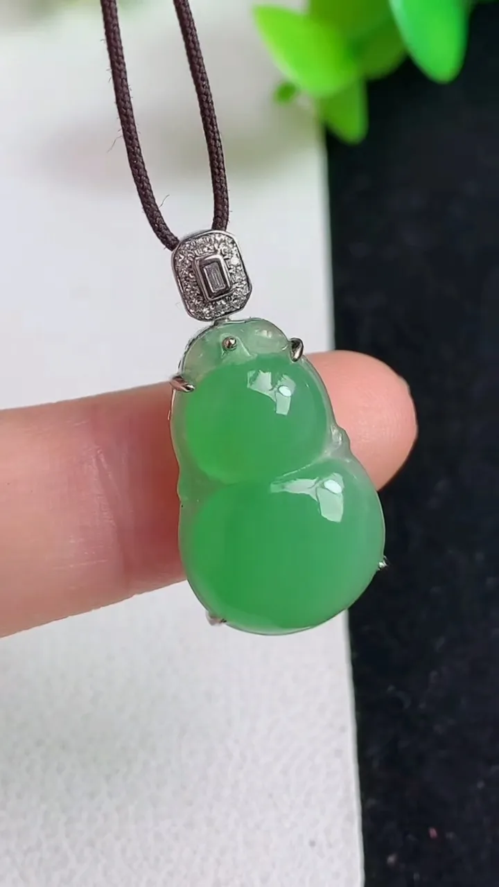 天然A货翡翠葫芦吊坠，尺寸20-13-6.3，重量:2.34g
5月21日