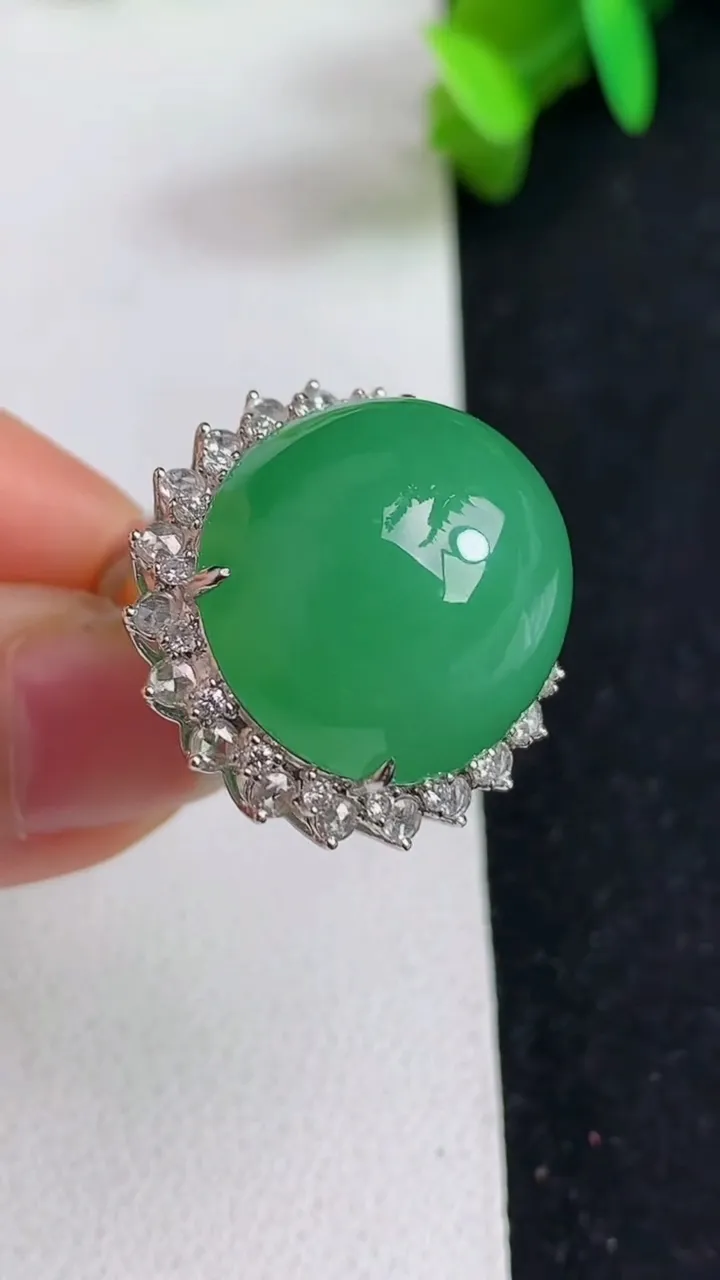 天然A货翡翠蛋面戒指 吊坠两用款，尺寸17-18.3-16.6，重量:12.80g2025年5月21日
工厂直销收藏佳品,种好水足，色泽均匀，有种有色，上手高大气！