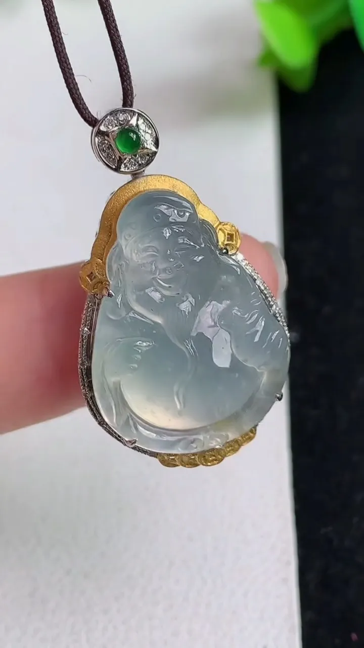 天然A货翡翠白冰财神爷吊坠，尺寸32-18.8-8.7，裸石22.7-17，重量:5.15g
5月2