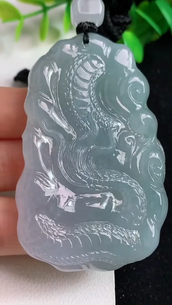 天然A货翡翠白冰龙牌吊坠，尺寸65.8-40.7-12.2，重量:66.31g
5月21日