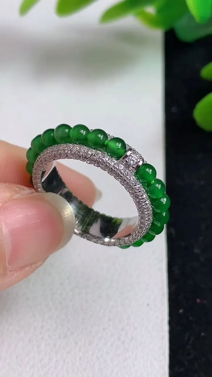 天然A货翡翠小米珠戒指，尺寸3，重:5.12g2025年5月21日
工厂直销收藏佳品,种好水足，色泽均匀，有种有色，上手高大气！