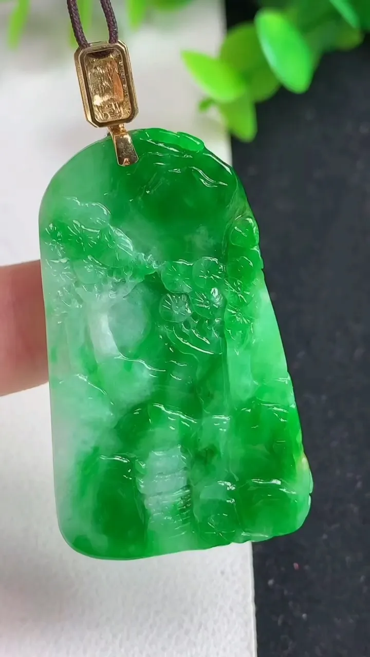 天然A货翡翠山水牌吊坠，尺寸44-26.8-5.7，重量:15.00g
5月21日