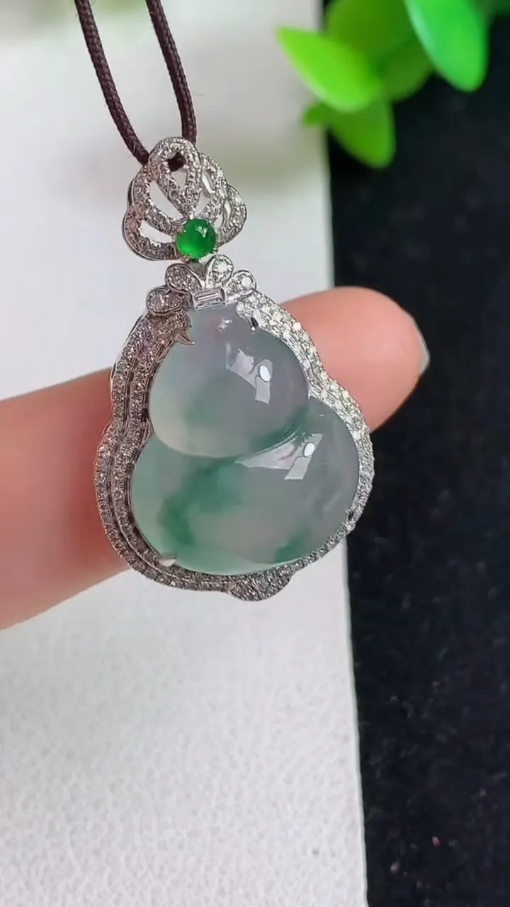 天然A货翡翠飘花葫芦吊坠，尺寸30-18.4-10.5，裸石17-14.6，重量:4.12g
5月2