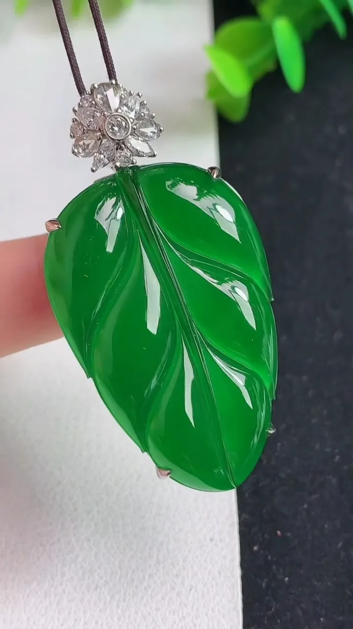 天然A货翡翠金枝玉叶 叶子吊坠，尺寸36.8-25.7-11.3，重量:15.04g
5月21日