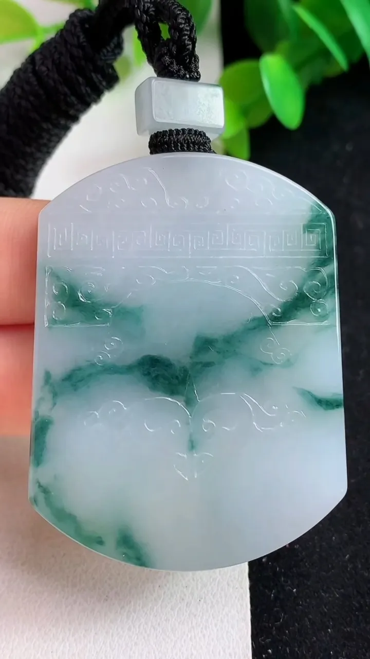 天然A货翡翠飘花仿古无事牌吊坠，尺寸49.8-38.7-6，重量:38.12g
5月21日
