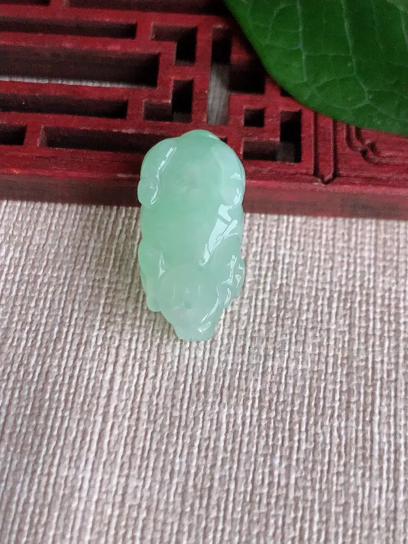 天然A货翡翠甜绿生肖牛吊坠尺寸23×11×7.6m量4.66g 0521