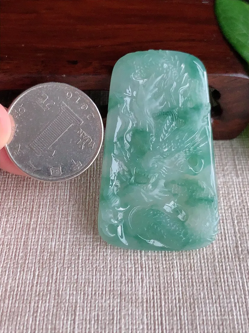 天然A货翡翠飘花龙牌吊坠尺寸50.5×29.6×5.4m量17.86g 0521