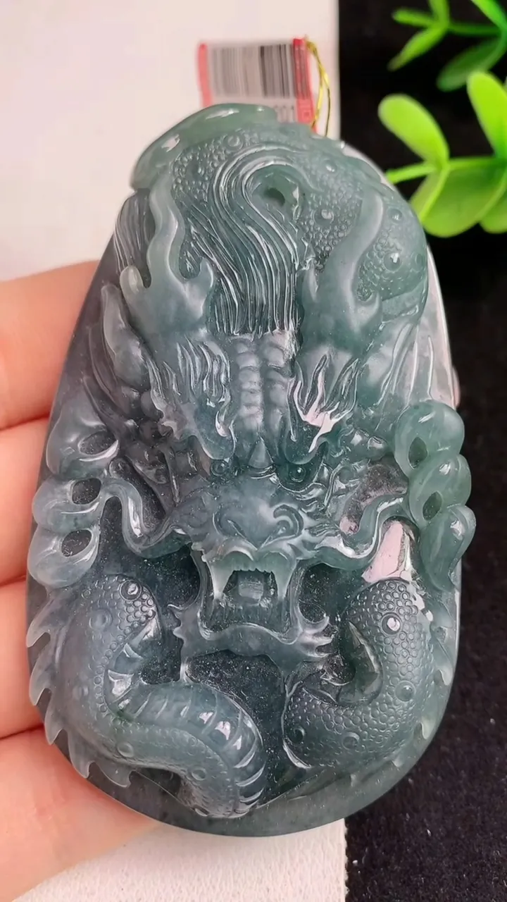 天然A货翡翠蓝水龙牌吊坠，尺寸78-47-14，重:88.43g
5月22日