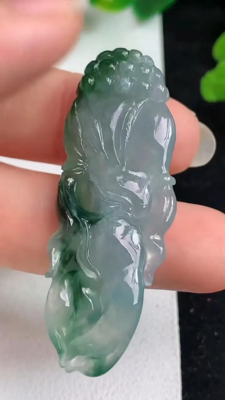 天然A货翡翠飘花人参吊坠，尺寸48-17-5.7，重量:8.04g
5月22日