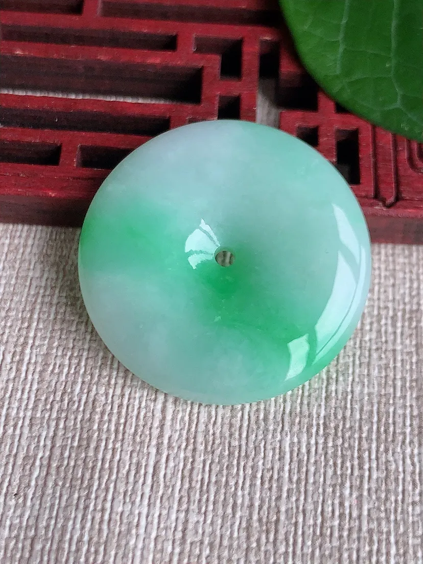 天然A货翡翠飘绿平安扣吊坠尺寸29.7×5.5m量10.78g 0522