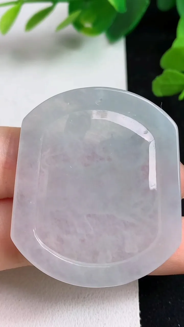 天然A货翡翠白冰生肖牛吊坠，尺寸43.6-37-4.8，重量:14.76g
5月22日