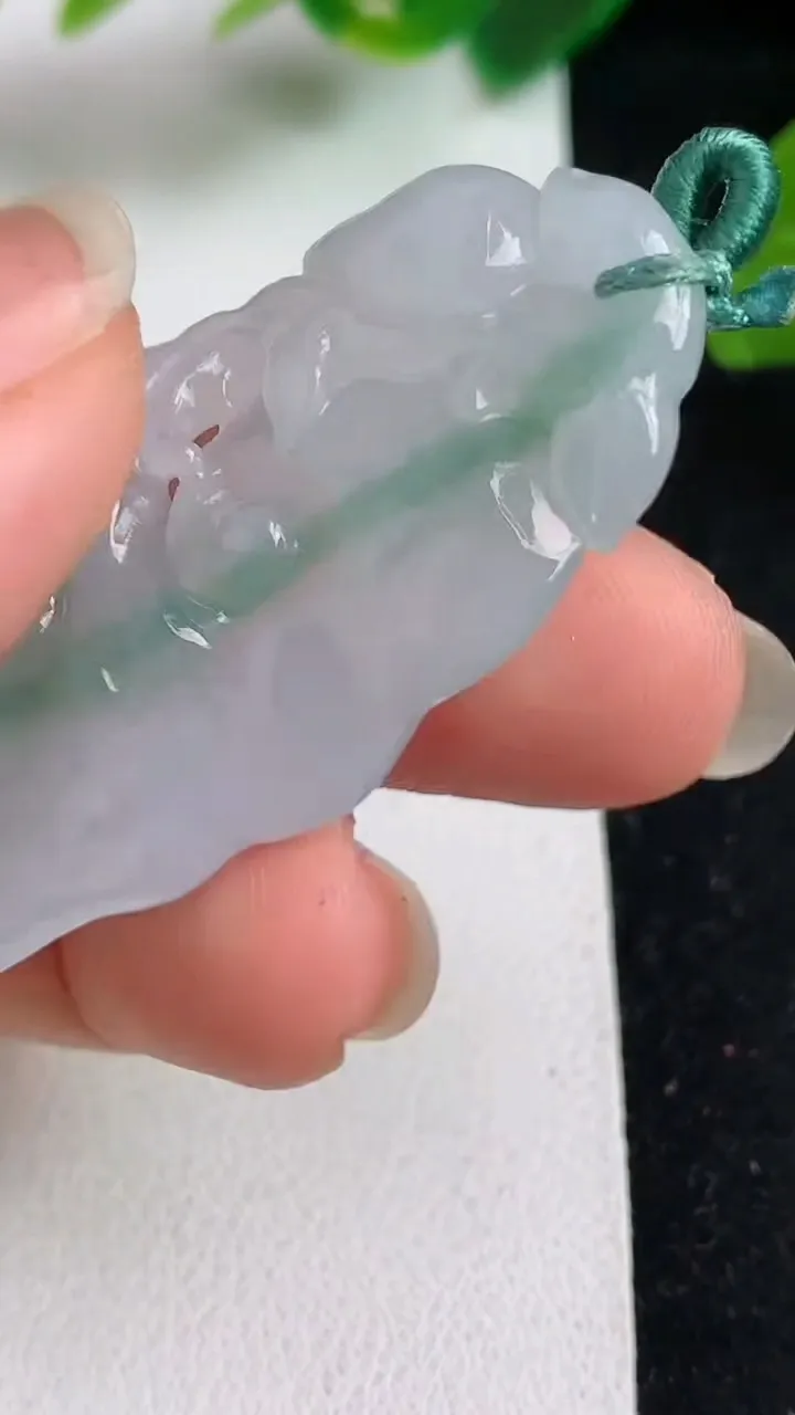 天然A货翡翠如意吊坠，尺寸49.4-21.8-6.7，重量:13.50g
5月22日