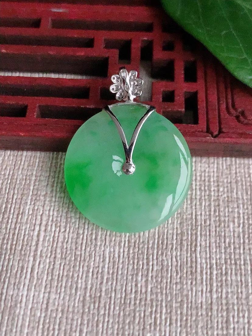 天然A货翡翠18K金伴飘绿平安扣吊坠 尺寸30×22.8×3.6m量4.90g 0521