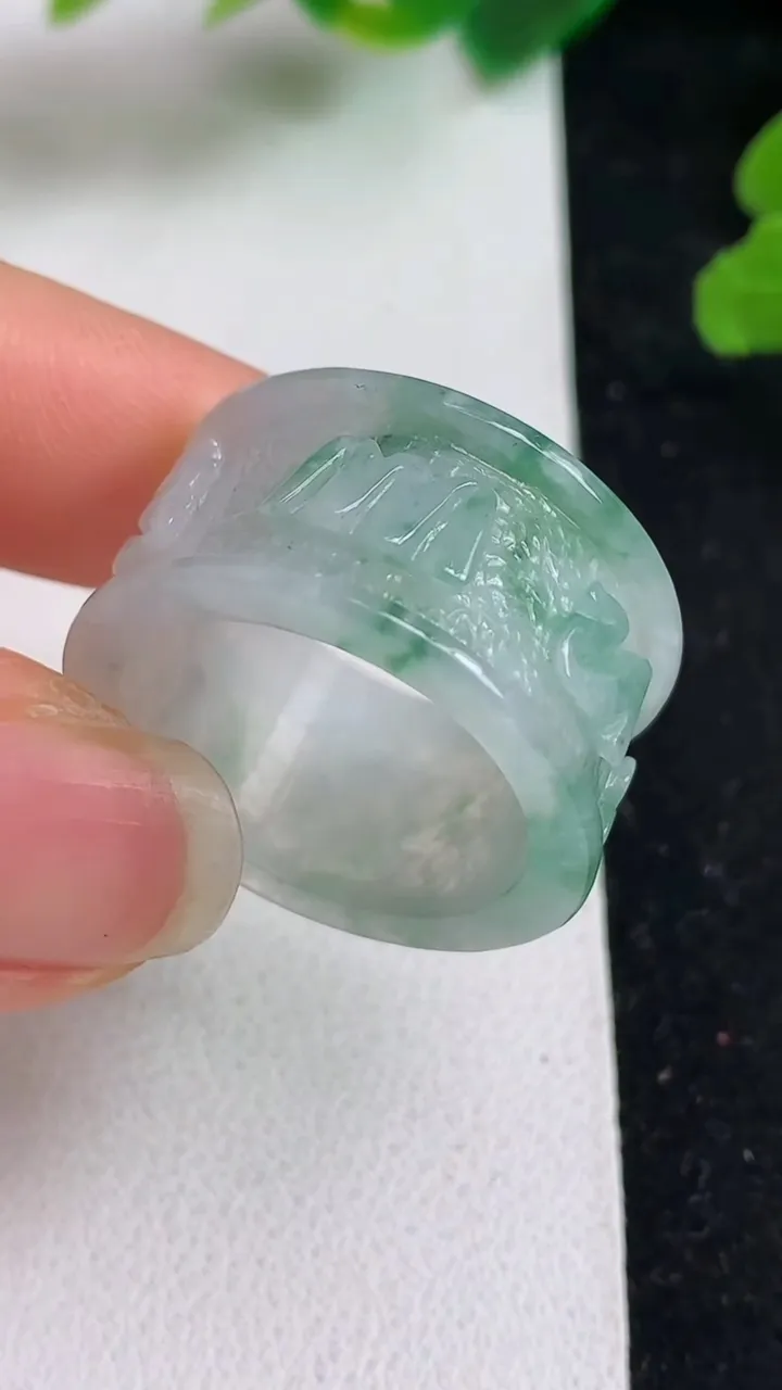 天然A货翡翠飘花指环扳指，尺寸19.8-13-3，重量:6.38g2025年5月22日
工厂直销收藏佳品,种好水足，色泽均匀，有种有色，上手高大气！