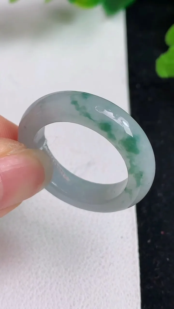 天然A货翡翠飘花指环戒指，尺寸20.2-6-4.2，重量:6.10g2025年5月22日
工厂直销收藏佳品,种好水足，色泽均匀，有种有色，上手高大气！