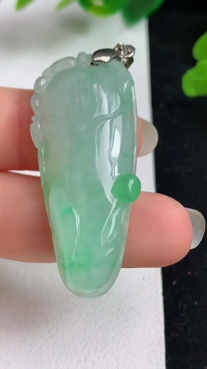 天然A货翡翠福瓜吊坠，尺寸41.3-18-8，重量:12.32g
5月22日