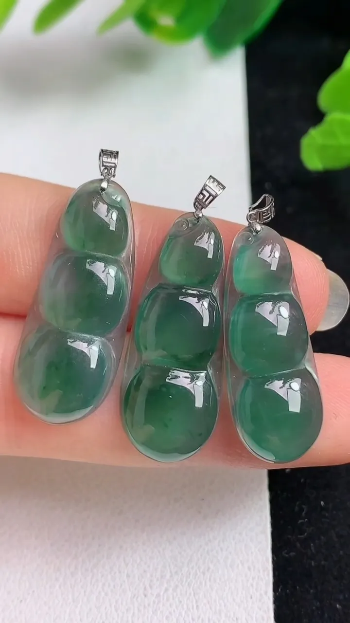 天然A货翡翠k金蓝水福豆吊坠一手，尺寸26.2-10.7-3.8，重量:5.92g
5月22日