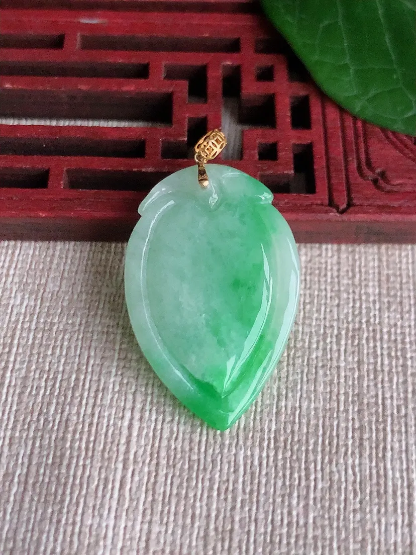 天然A货翡翠18K金扣头飘绿福瓜吊坠 尺寸31×19.7×7.8m量7.30g 0521