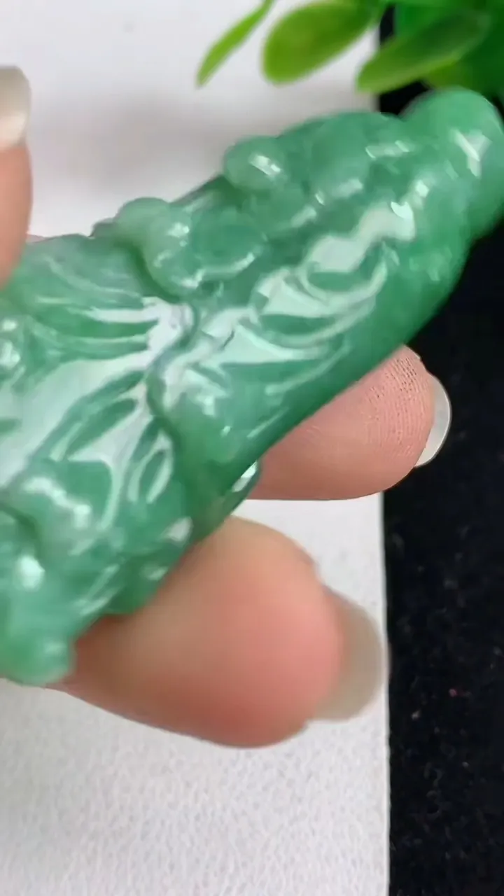 天然A货翡翠白菜吊坠，尺寸50.2-22.8-10，重:19.38g
5月22日