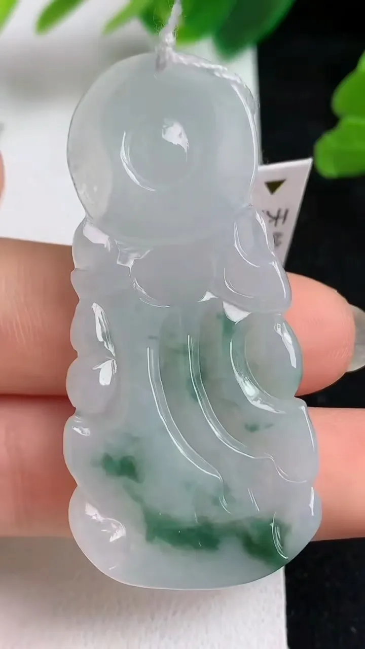 天然A货翡翠飘花观音菩萨吊坠，尺寸51.8-23.6-5.2，重量:12.28g
5月22日