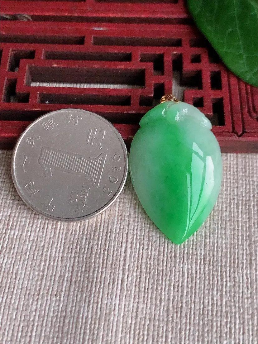 天然A货翡翠18K金扣头飘绿福瓜吊坠 尺寸31×19.7×7.8m量7.30g 0521