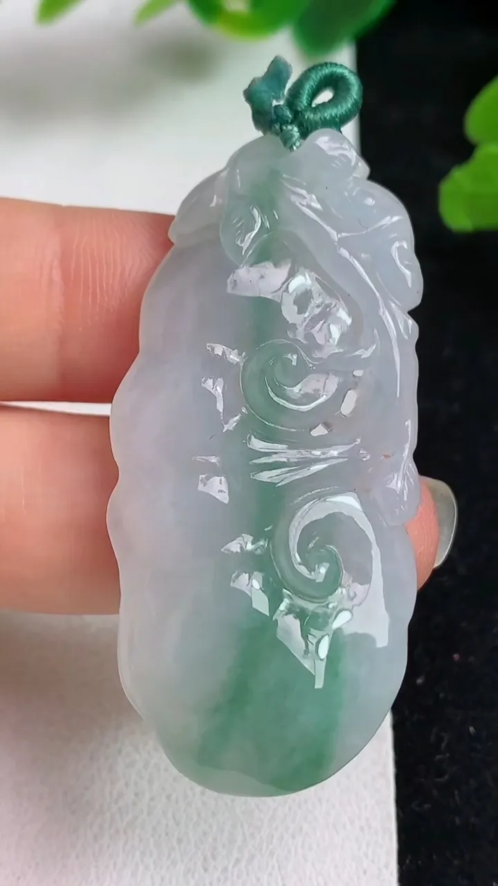 天然A货翡翠如意吊坠，尺寸49.4-21.8-6.7，重量:13.50g
5月22日