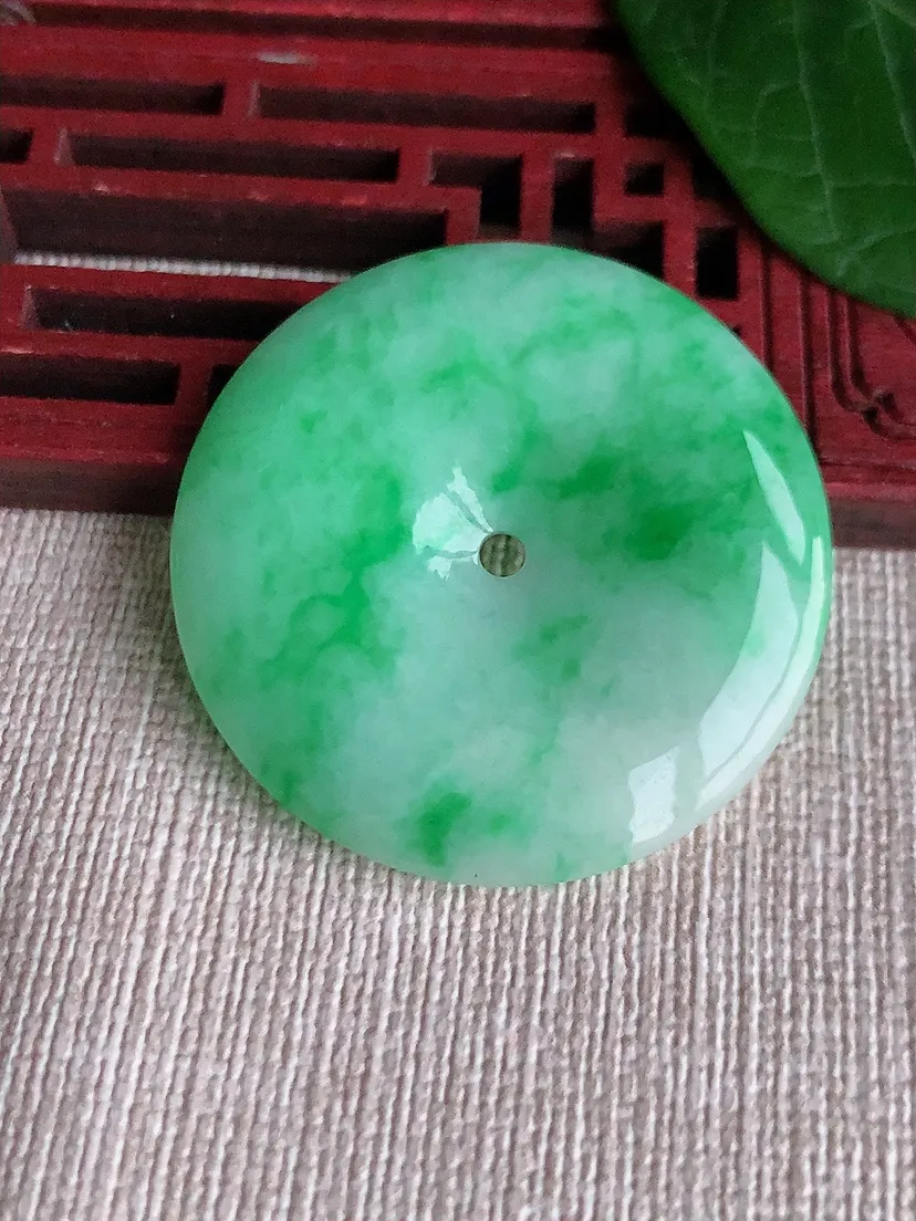 天然A货翡翠冰润飘绿大平安扣吊坠尺寸35.5×5m量13.47g 0521