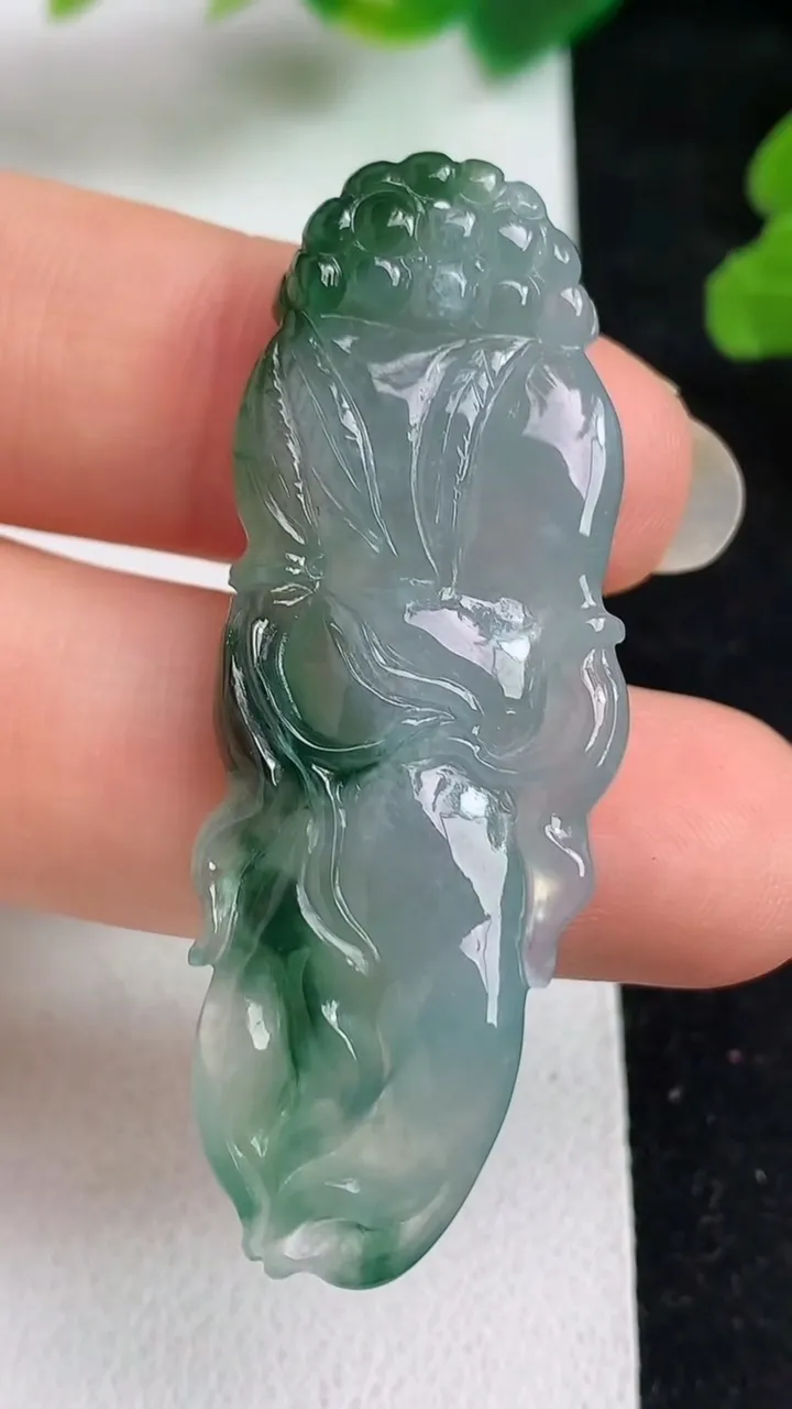 天然A货翡翠飘花人参吊坠，尺寸48-17-5.7，重量:8.04g
5月22日