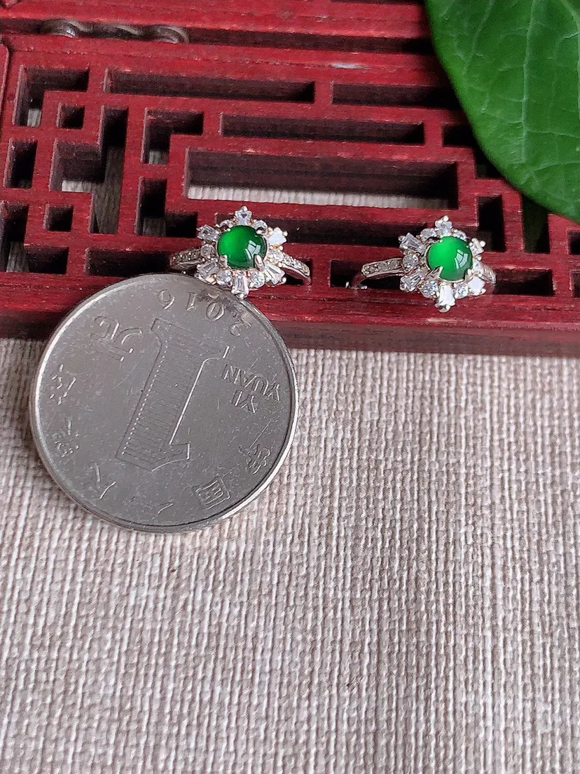 天然A货翡翠925银镶嵌满绿蛋面耳坠 尺寸4.6×4.2mm 重量2.62g 0522