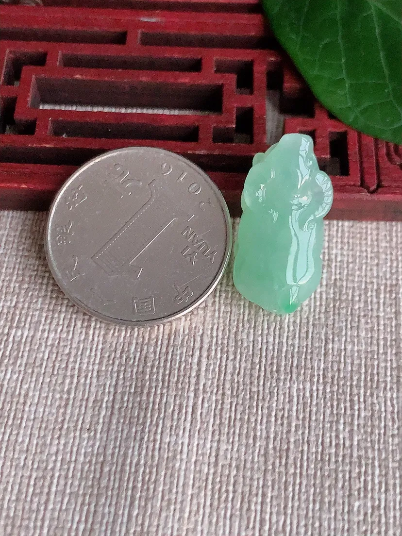 天然A货翡翠甜绿生肖牛吊坠尺寸23×11×7.6m量4.66g 0521