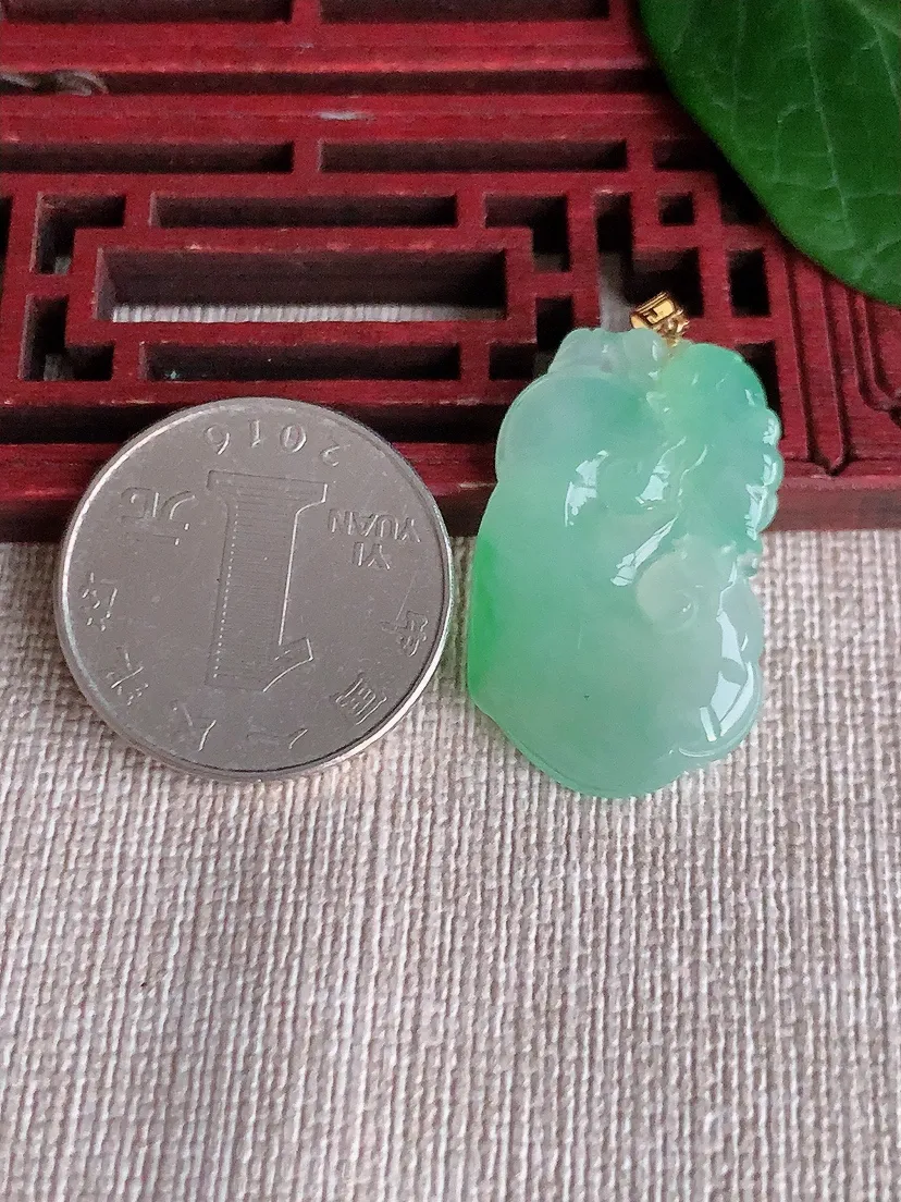 天然A货翡翠18K金扣头飘绿如意吊坠尺寸29.4×18.4×5.3m量6.06g 0521