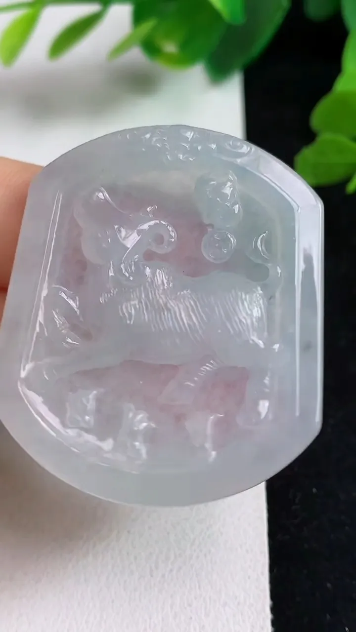 天然A货翡翠白冰生肖牛吊坠，尺寸43.6-37-4.8，重量:14.76g
5月22日