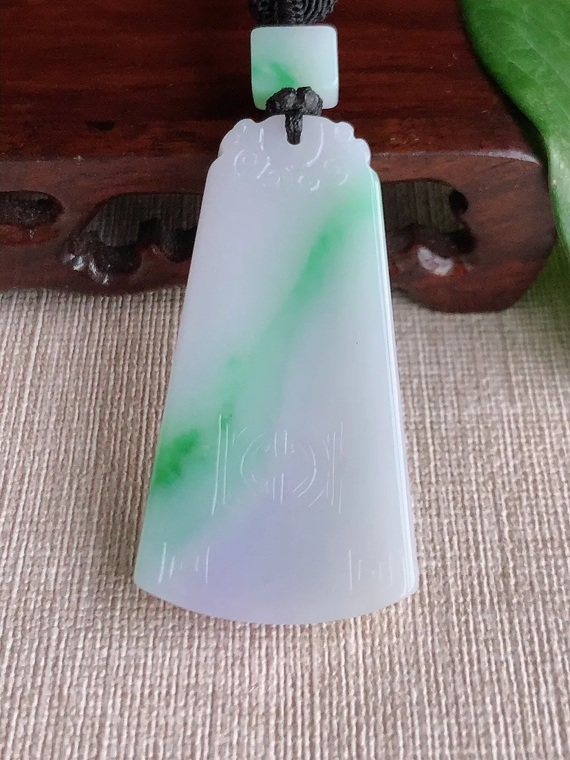 天然A货翡翠冰润淡春彩淡紫罗兰飘绿仿古无事牌吊坠尺寸49.8×27×5.7m量24.86g 0521