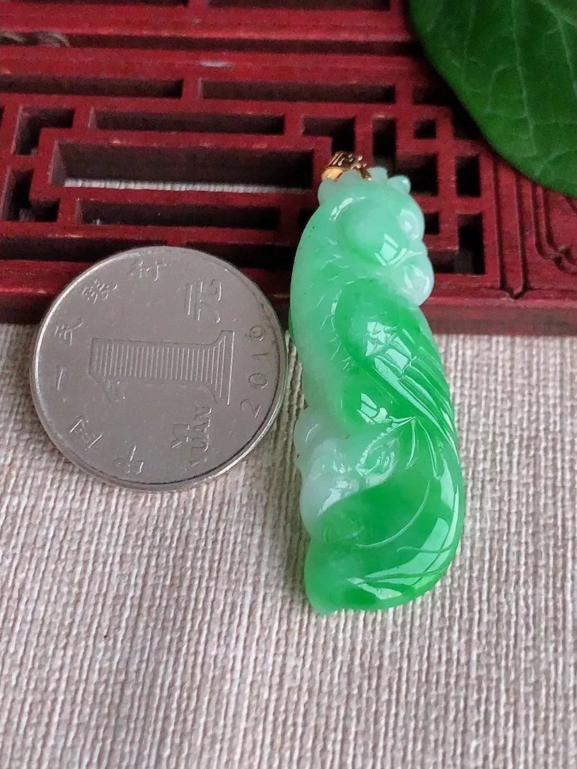 天然A货翡翠18K金扣头飘绿英明神武吊坠 尺寸43.5×15.3×8m量8.83g 0521