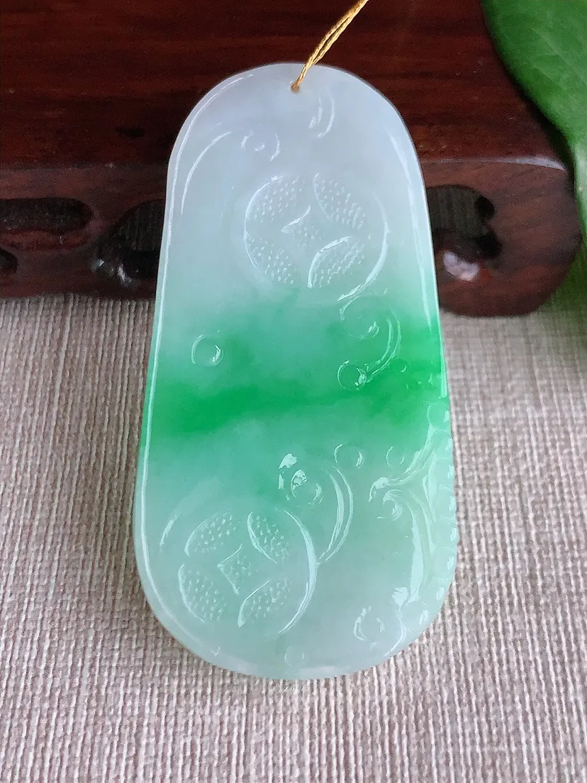 天然A货翡翠飘绿美人鱼吊坠 尺寸61.6×31.6×6m量25.96g 0521