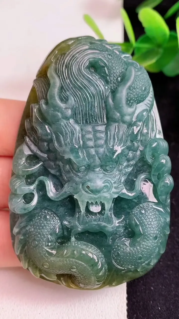 天然A货翡翠蓝水双彩龙牌吊坠，尺寸69.5-45-12，重:67.64g
5月22日