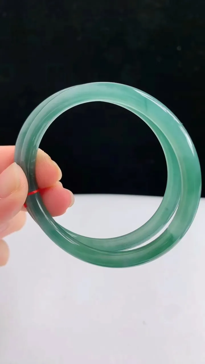 圈口53-54翡翠a货蓝圆条叮当镯手镯一对尺寸53.8-5.6，重量:32.74g5月22日
