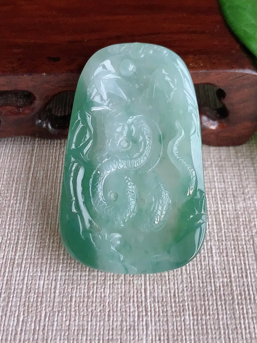 天然A货翡翠飘花生肖蛇吊坠尺寸49.7×30.8×5.3m量19.16g 0521
