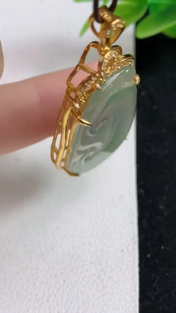 天然A货翡翠如意吊坠，尺寸41.6-21.4-6.6，重:5.49g
5月22日