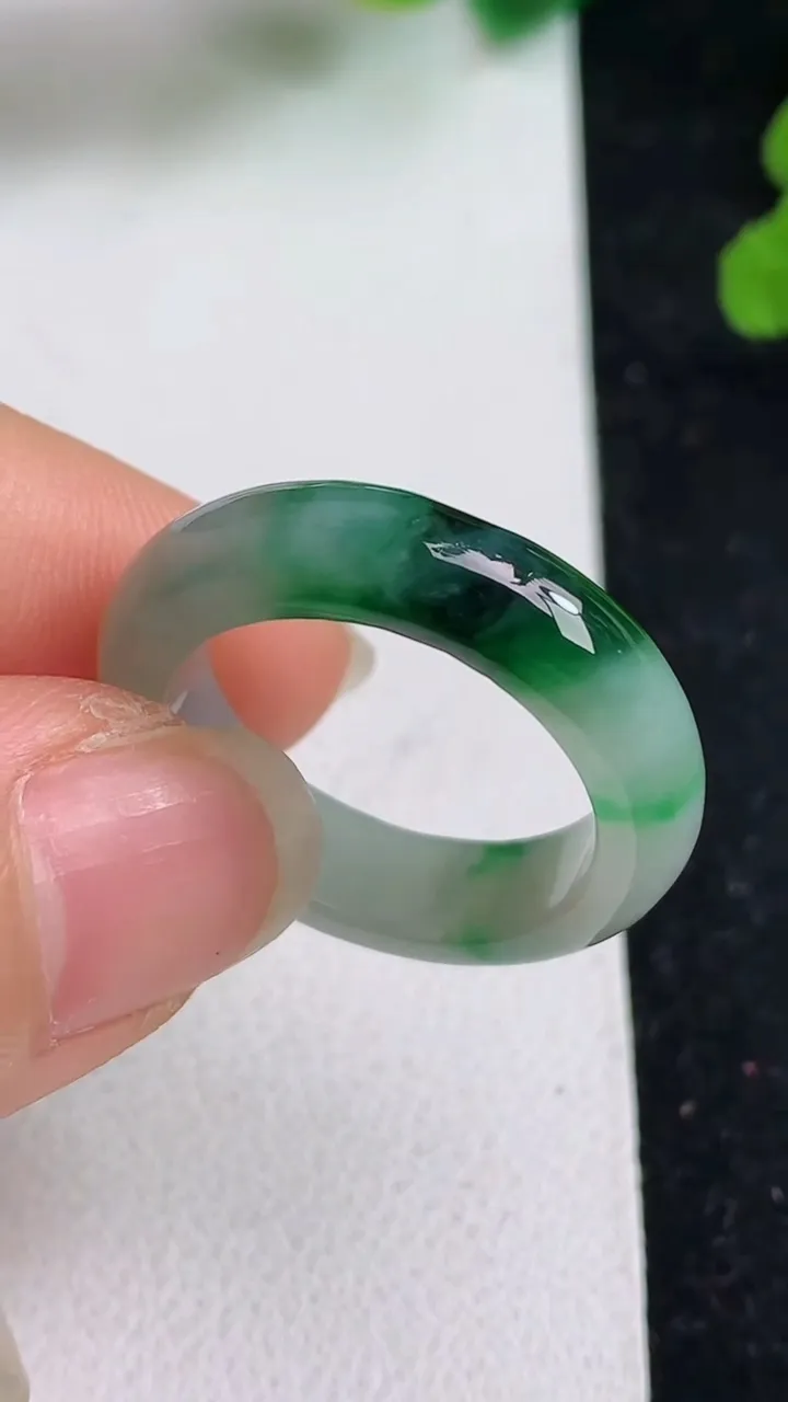 天然A货翡翠指环戒指，尺寸18.3-5.8-3.5，重量:4.14g2025年5月22日
工厂直销收藏佳品,种好水足，色泽均匀，有种有色，上手高大气！