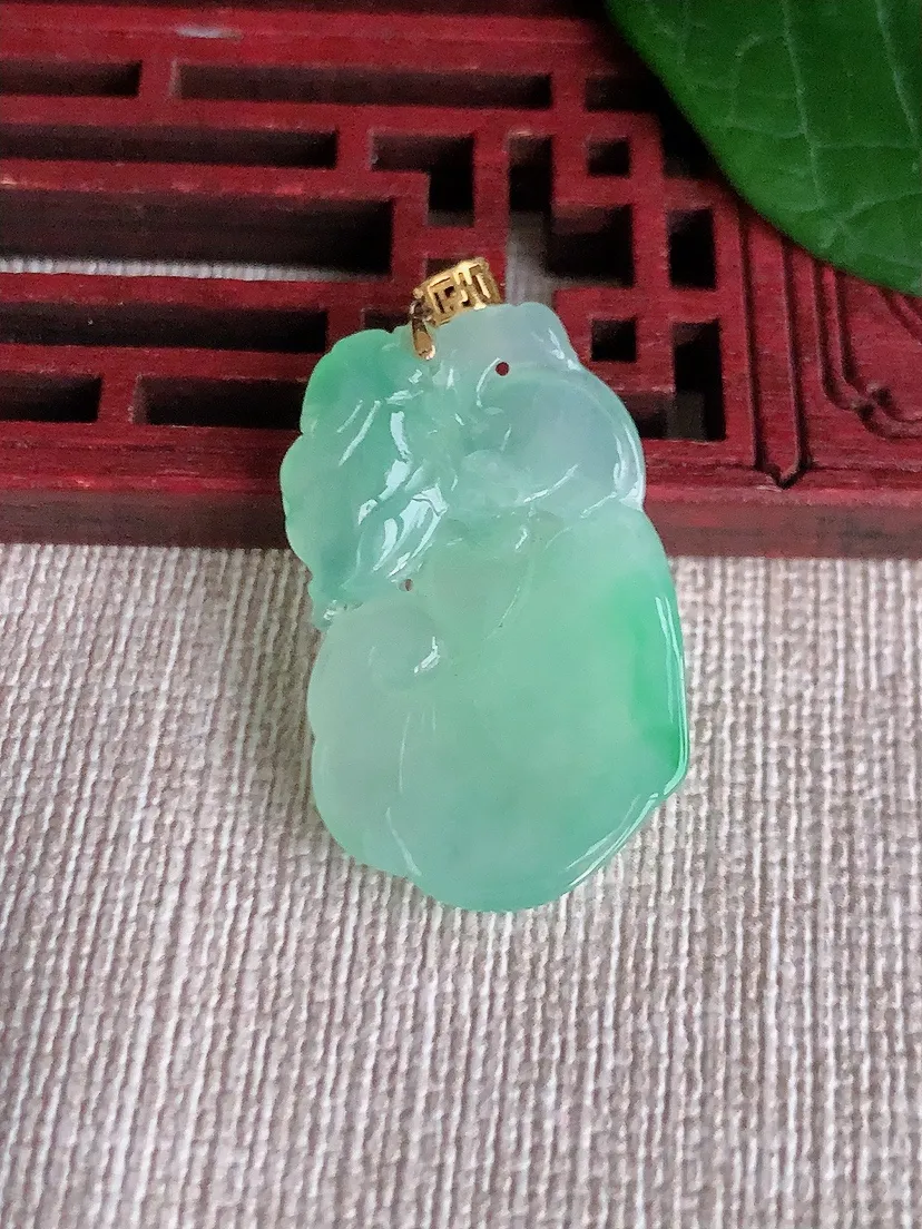 天然A货翡翠18K金扣头飘绿如意吊坠尺寸29.4×18.4×5.3m量6.06g 0521