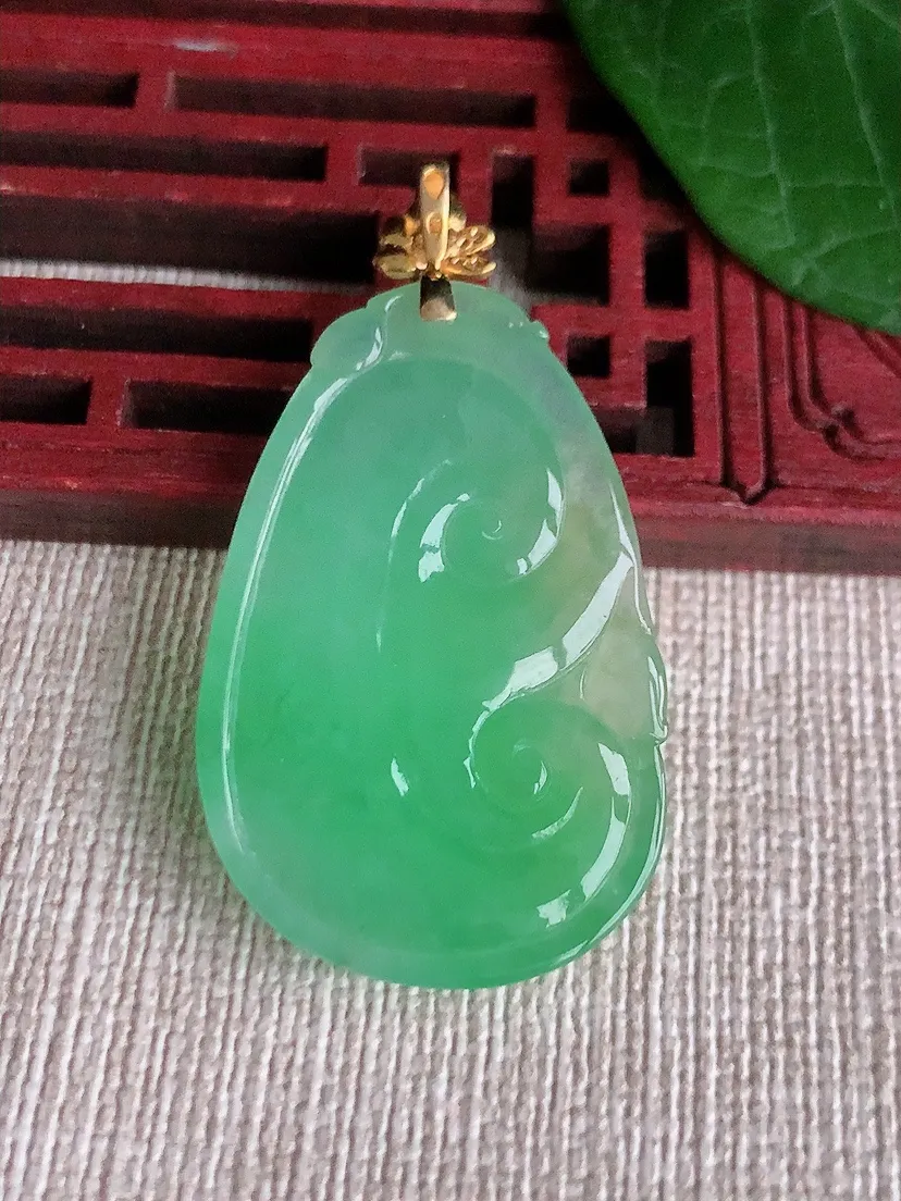 天然A货翡翠18K金扣头满绿如意吊坠 尺寸42.8×35.2×23×4.5m量8.64g 0521