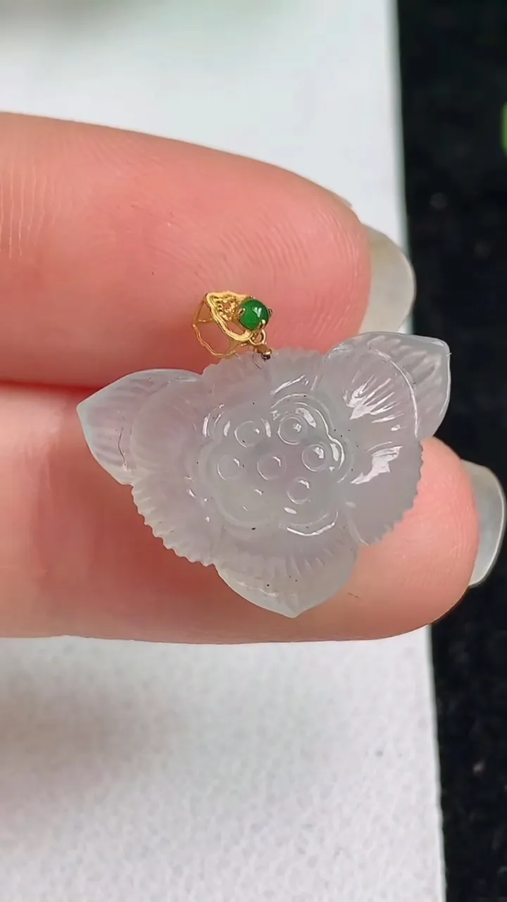 天然A货翡翠白冰和和美美 荷花吊坠，尺寸14.3-20-6，重量:2.36g
5月22日