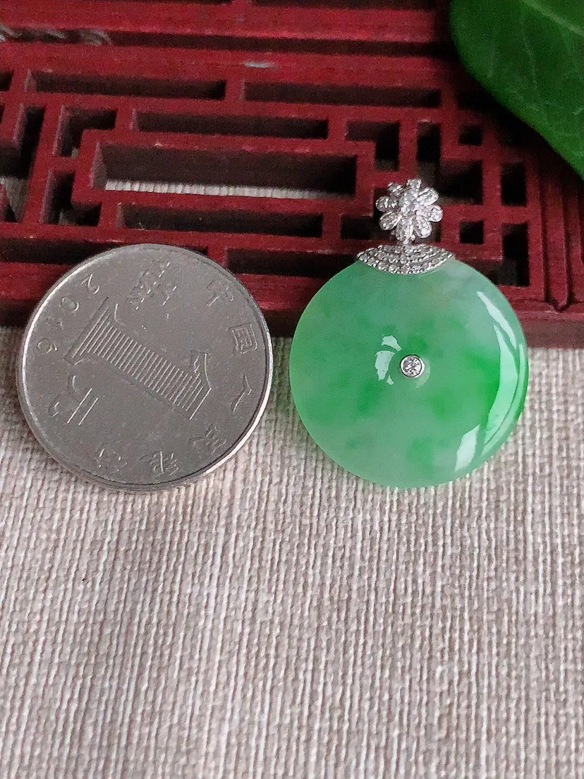天然A货翡翠18K金伴飘绿平安扣吊坠 尺寸30×22.8×3.6m量4.90g 0521