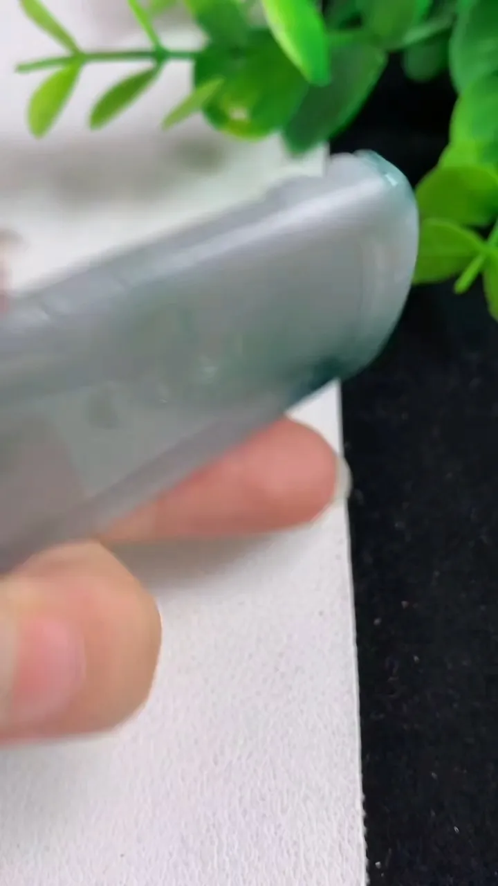 天然A货翡翠飘花阿弥陀佛吊坠，尺寸68.8-37.6-6，重量:34.45g
5月22日