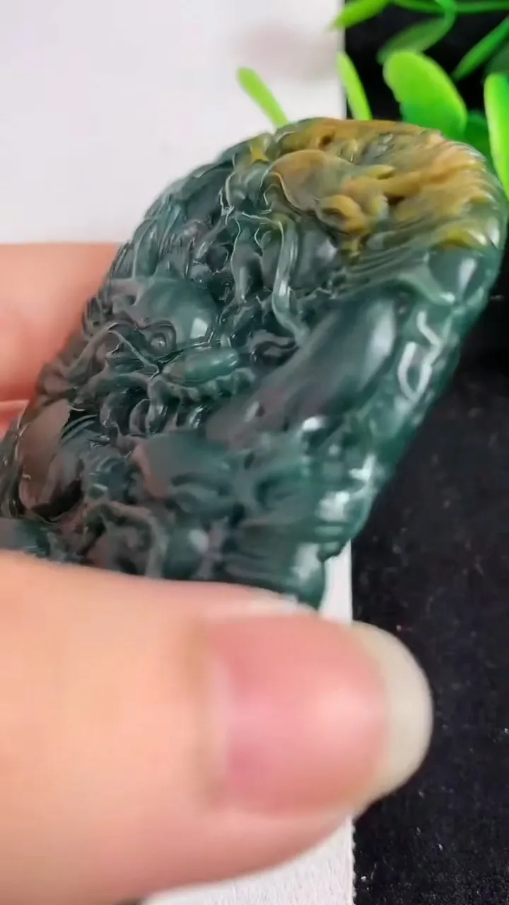 天然A货翡翠蓝水双彩九龙至尊 龙牌吊坠，尺寸76-49-10，重:74.13g
5月22日