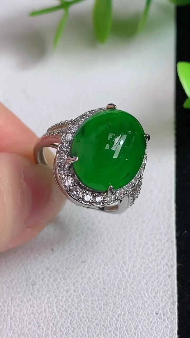 天然A货翡翠蛋面戒指，尺寸15.6-11.8，重量:4.45g2025年5月22日
工厂直销收藏佳品,种好水足，色泽均匀，有种有色，上手高大气！