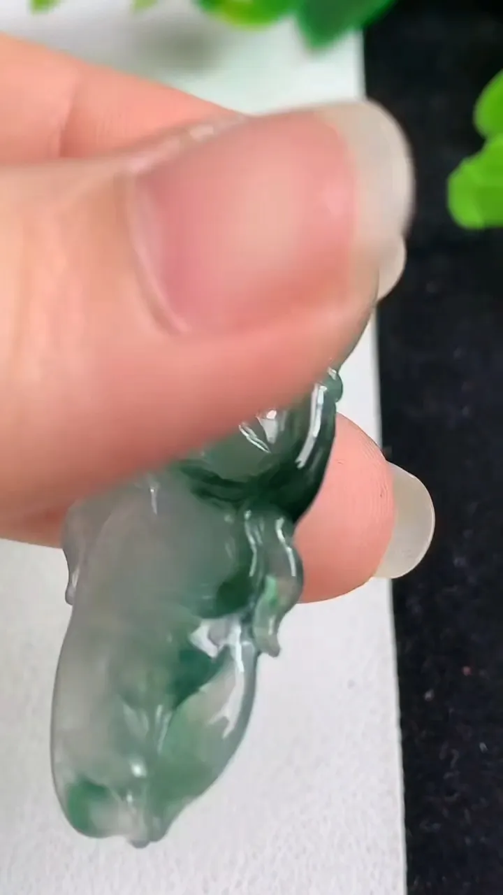 天然A货翡翠飘花人参吊坠，尺寸48-17-5.7，重量:8.04g
5月22日