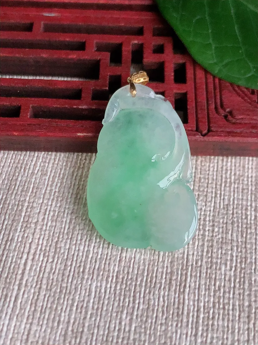 天然A货翡翠18K金扣头晴绿如意吊坠尺寸32×19.4×5m量5.48g 0521
