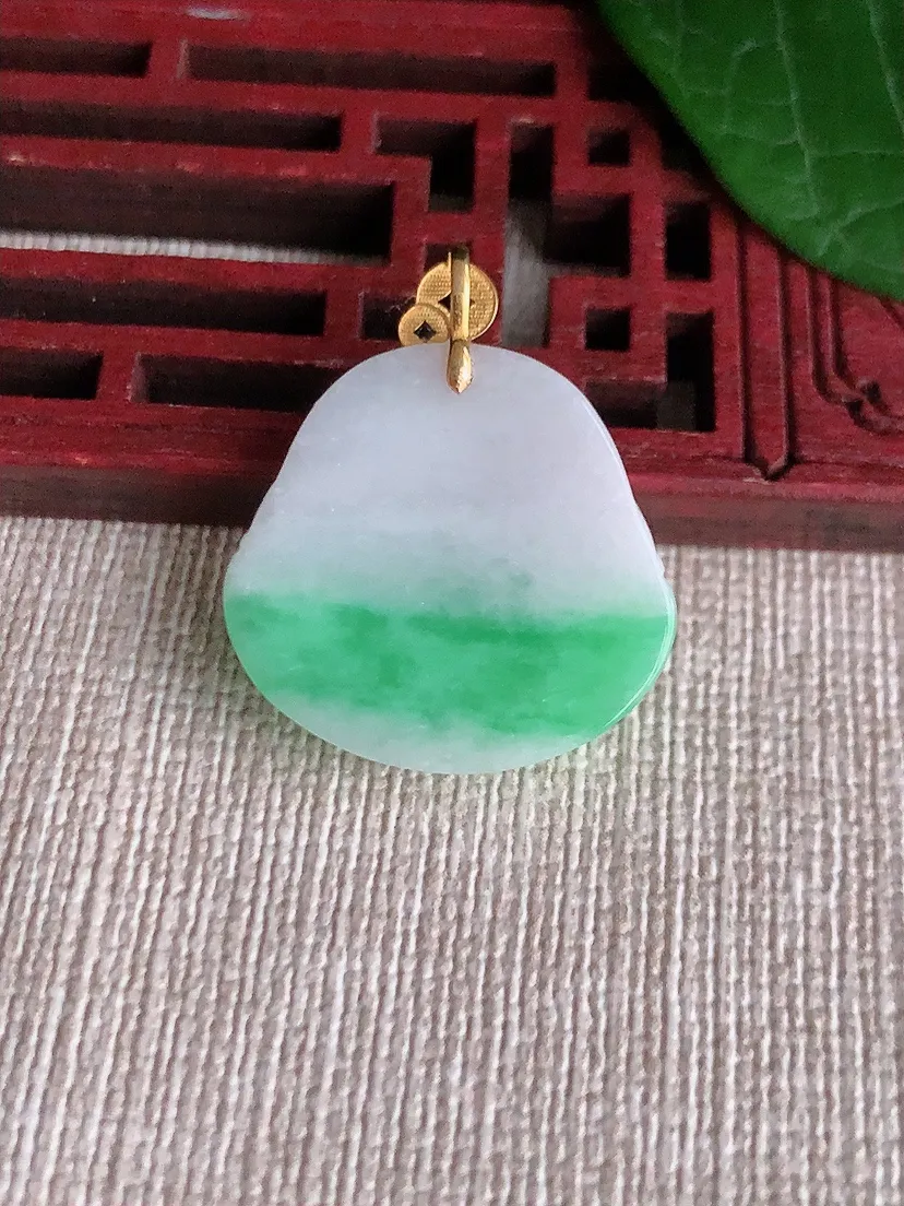 天然A货翡翠冰润18K金扣头白底青飘绿佛公吊坠尺寸25.8×20.8×22×5.4m量4.75g 0